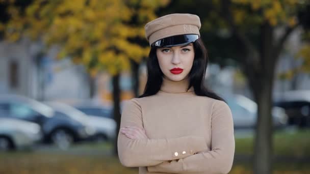 Strict woman portrait with arms crossed at autumn day — Stock Video