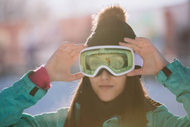 Eğlence, spor kavramı, closeup snowboard kadında ultraviyole maskesi