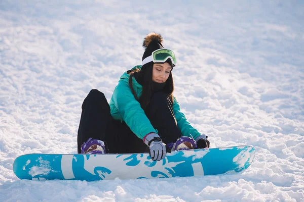Ocio Invierno Concepto Deportivo Snowboarder Mujer Sentada Sujetar Tablero Las —  Fotos de Stock