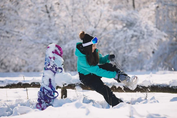 Snowboarder Mujer Sentado Aire Libre Listo Para Montar —  Fotos de Stock