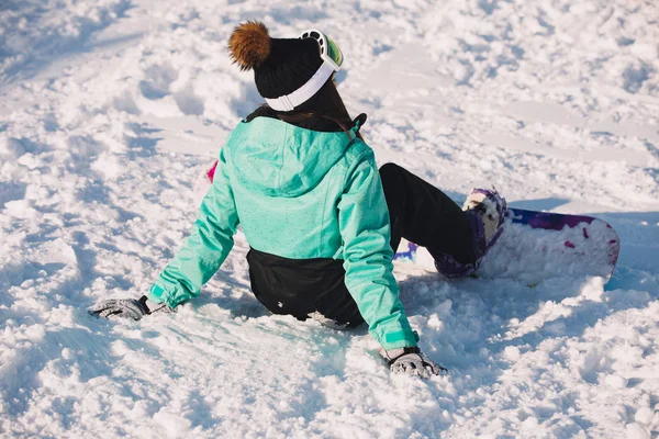 Fritid Idrettskonsept Kvinne Snowboard Som Sitter Snø – stockfoto