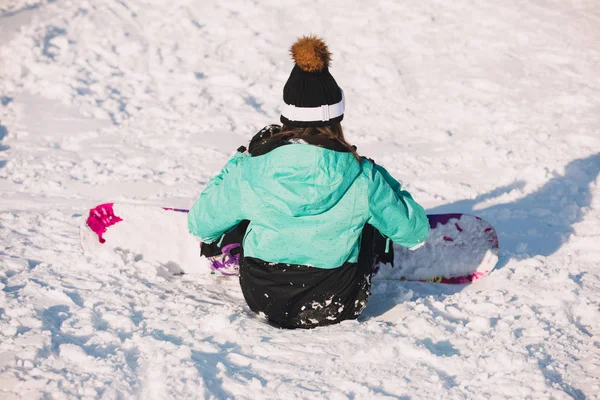 Tempo Libero Concetto Sport Snowboarder Donna Seduta Sulla Neve — Foto Stock