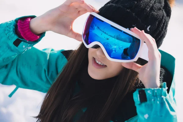 Wypoczynek Sport Concept Zbliżenie Snowboardzista Kobieta Niebieski Maska Ultrafioletowe — Zdjęcie stockowe