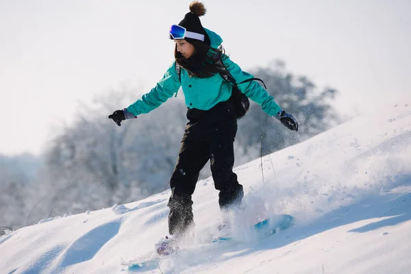 Mujer Snowboarder Cabalgando Desde Colina Nevada —  Fotos de Stock