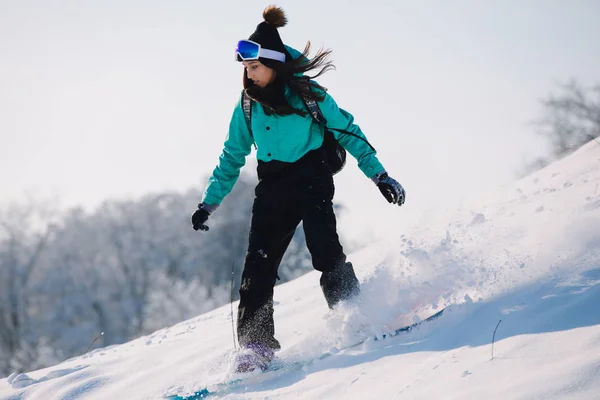 Femme Snowboarder Descendant Colline Enneigée — Photo