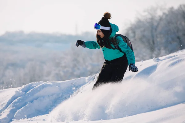 Mujer Snowboarder Cabalgando Desde Colina Nevada —  Fotos de Stock