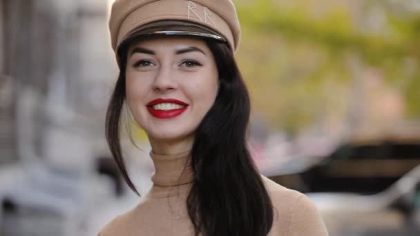 Mujer bonita con linda sonrisa y labios rojos — Vídeo de stock