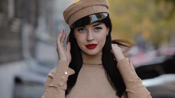 Sexy modelo de mujer con labios rojos sonriendo en el sombrero — Vídeo de stock