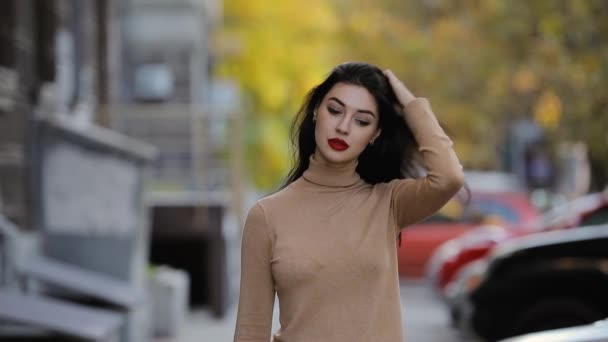 Femme sexy avec des lèvres rouges marchant et portant un chapeau, jour d'automne — Video