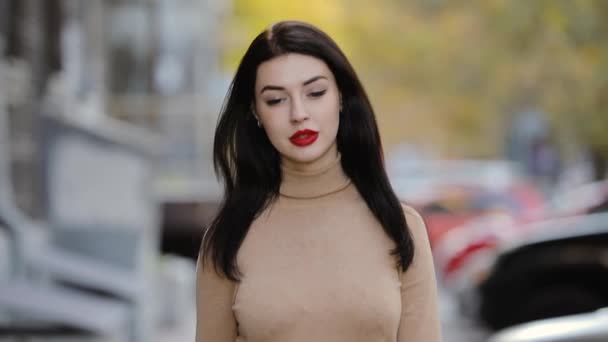 Linda mujer de moda con labios rojos caminando y usando sombrero — Vídeos de Stock