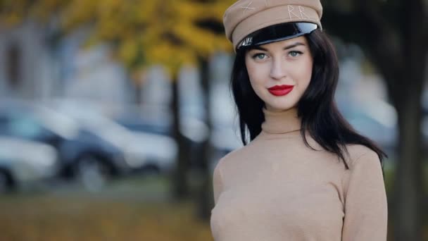 Lächelndes Frauenporträt, Herbsttag, rote Lippen — Stockvideo
