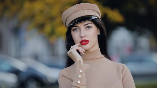 Closeup autumn portrait of woman with red lips gazing at me — Stock Video