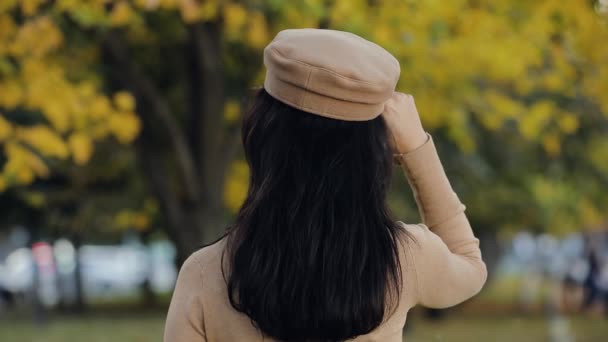 Día de otoño, vista trasera, mujer sombrero de vestir — Vídeo de stock