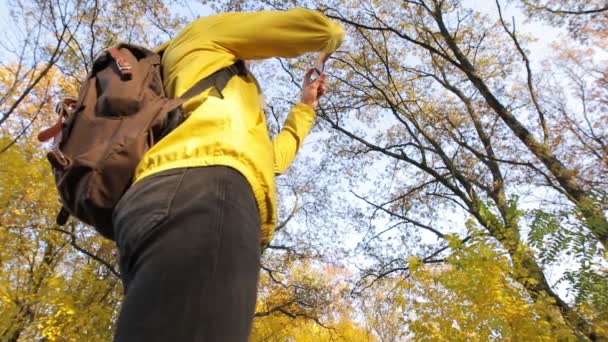 携帯電話と黄色の秋の森の撮影で男 — ストック動画