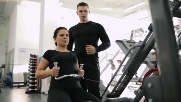 Persönlicher Fitnesstrainer Hilft Anfängerinnen Fitnessstudio Sport Treiben — Stockvideo