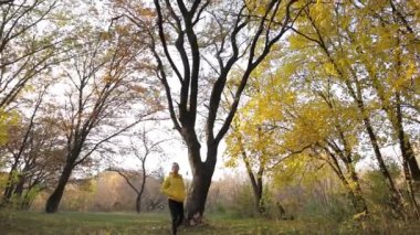 Sonbahar ormanda hiking sarı ceketli adamı