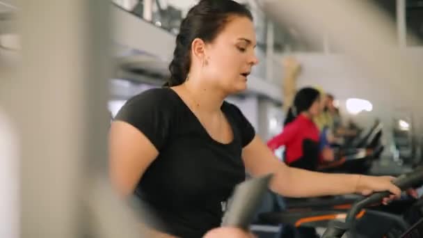 Початківці спортсменка робить кардіо вправи в спортзалі — стокове відео