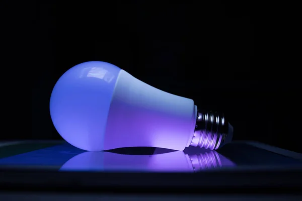 青と紫のライト モダンなテクノ スタイルが光るランプを導いた — ストック写真