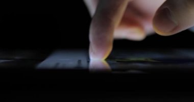 Tablet Pc closeup erkek parmak tarama dokunmatik monitör