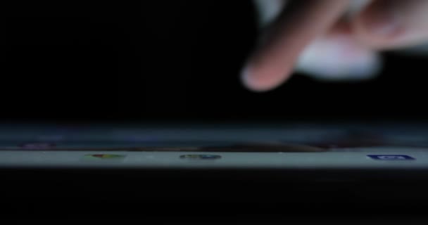 Чоловічий монітор перегляду пальців на сенсорному екрані планшетного ПК крупним планом — стокове відео