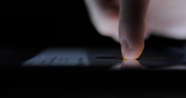 Homme doigt navigation écran tactile moniteur de tablette PC gros plan 