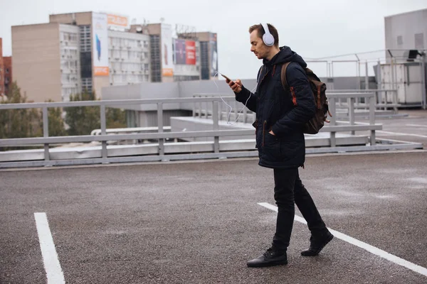 Чоловік Навушниках Слухає Музику Відкритому Повітрі Місті — стокове фото