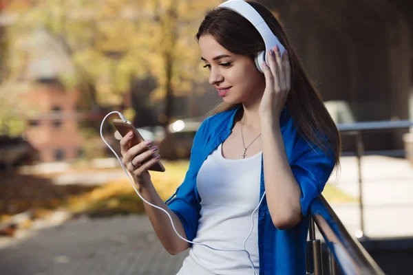 Mujer Joven Escuchando Música Con Auriculares Ciudad Urbana —  Fotos de Stock