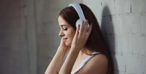 Mujer Joven Escuchando Música Con Auriculares Cerca Pared —  Fotos de Stock