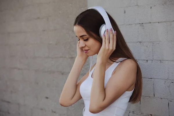 Mujer Joven Escuchando Música Con Auriculares Cerca Pared —  Fotos de Stock