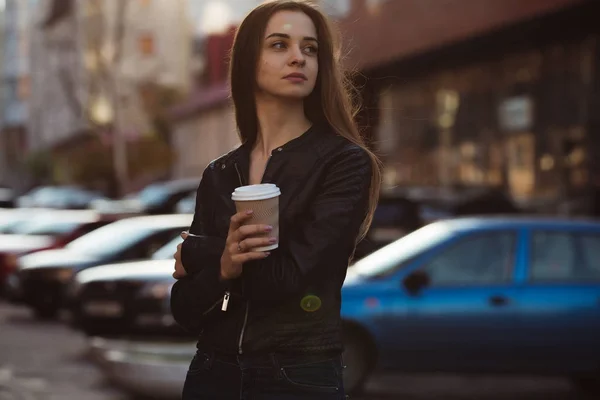Женщина Наслаждается Прогулкой Чашкой Кофе Городской Улице — стоковое фото