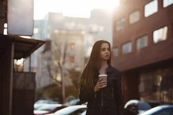 Mulher Bonita Segurando Xícara Café Papel Desfrutando Passeio Cidade — Fotografia de Stock