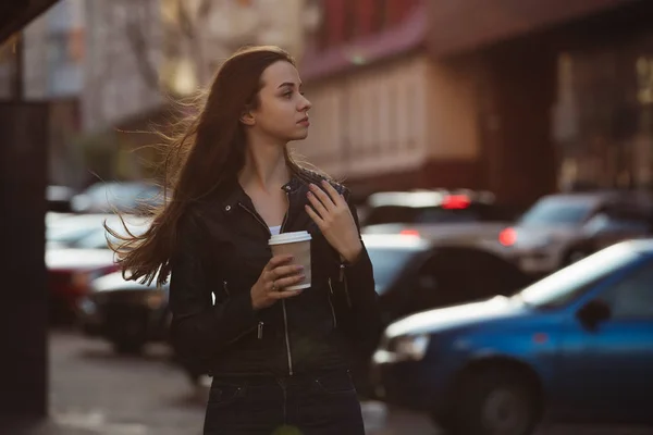 Mujer Disfrutando Caminar Con Taza Café Calle Ciudad —  Fotos de Stock