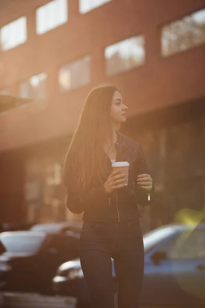 Bella Donna Possesso Tazza Caffè Carta Godendo Una Passeggiata Città — Foto Stock