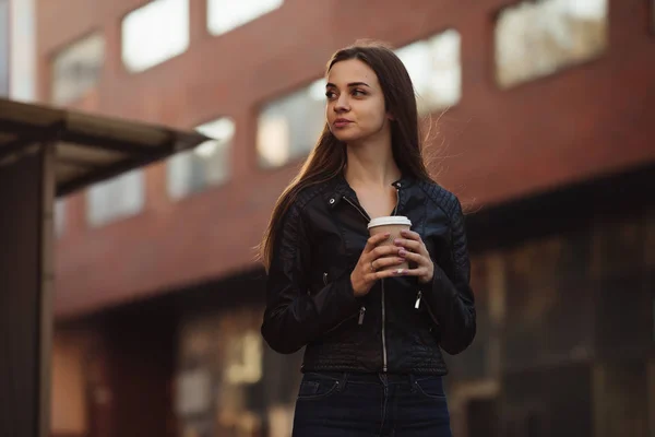 Mooie Vrouw Houdt Van Papier Koffie Kopje Genieten Van Een — Stockfoto