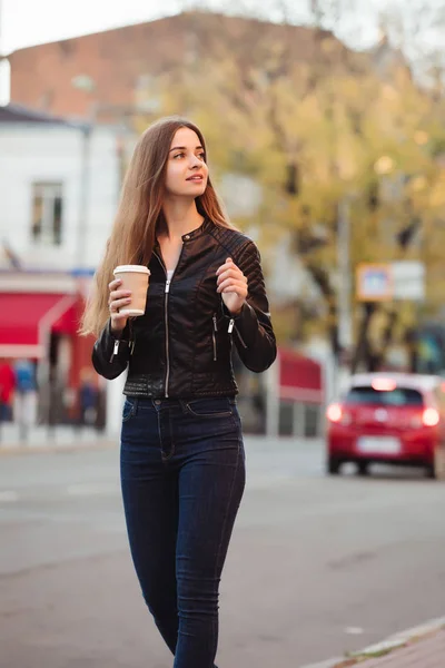 Bella Donna Possesso Tazza Caffè Carta Godendo Una Passeggiata Città — Foto Stock