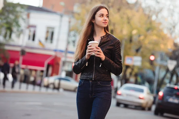 Mulher Bonita Segurando Xícara Café Papel Desfrutando Passeio Cidade — Fotografia de Stock