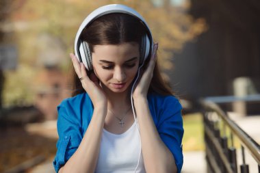 Genç kadın kentsel City kulaklık ile müzik dinlemek