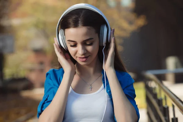 Mujer Joven Escuchando Música Con Auriculares Ciudad Urbana —  Fotos de Stock