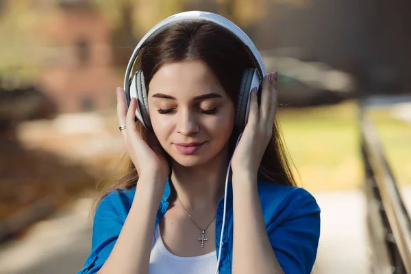 Mujer Joven Escuchando Música Con Auriculares Ciudad Urbana —  Fotos de Stock