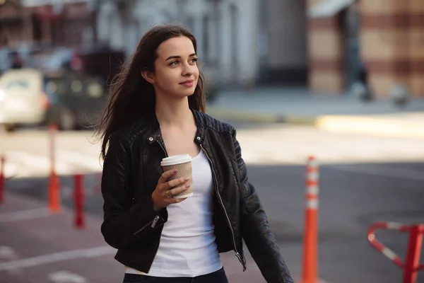 Bella Donna Possesso Tazza Caffè Carta Godendo Una Passeggiata Città — Foto Stock