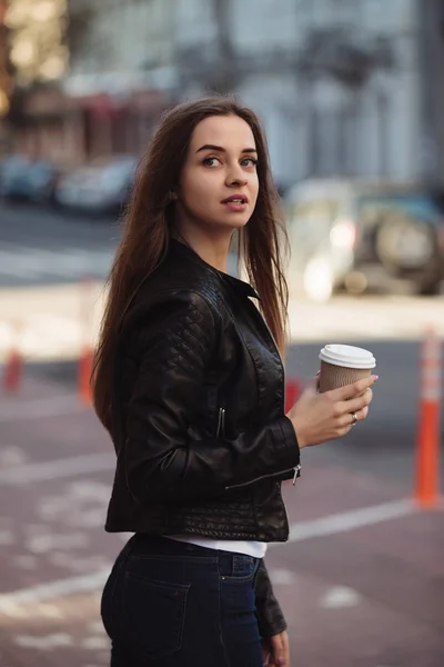 Красивая Женщина Бумажной Чашкой Кофе Наслаждаясь Прогулкой Городу — стоковое фото