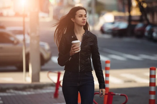 Donna Che Diverte Camminare Con Una Tazza Caffè Strada — Foto Stock