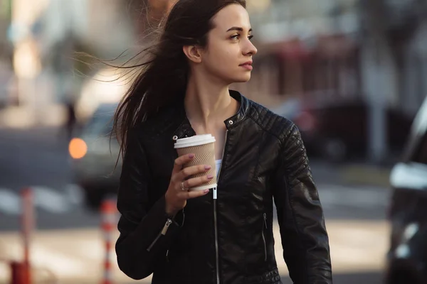 Vrouw Genieten Wandelen Met Koffiekopje Stad Straat — Stockfoto