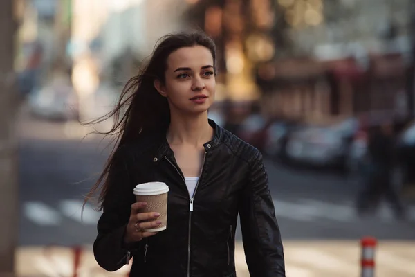 Donna Che Diverte Camminare Con Una Tazza Caffè Strada — Foto Stock