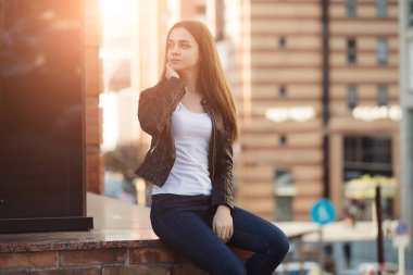 Kentsel şehir sokak oturan kadın