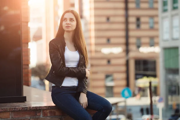 Vrouw Zitten Stedelijke Stad Straat — Stockfoto