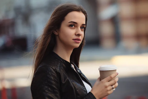 Vacker Kvinna Håller Papper Kaffe Kopp Och Njuter Promenad Staden — Stockfoto