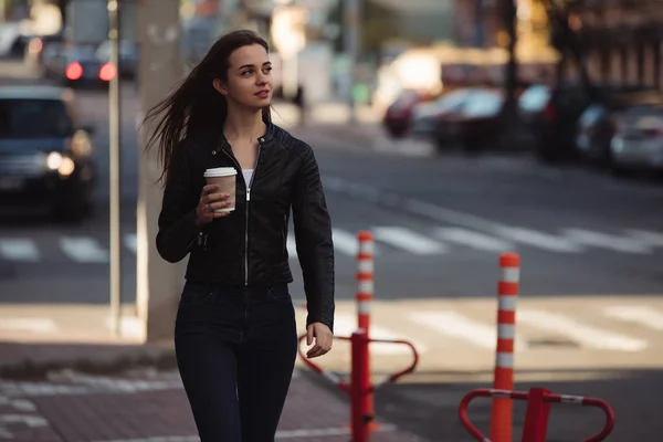 Mujer Disfrutando Caminar Con Taza Café Calle Ciudad —  Fotos de Stock