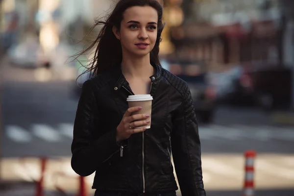 Mooie Vrouw Houdt Van Papier Koffie Kopje Genieten Van Een — Stockfoto