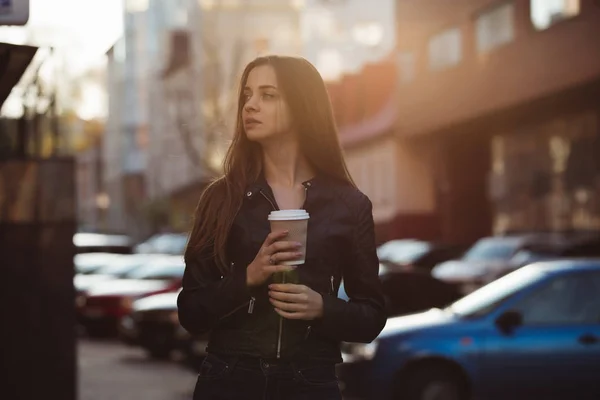 Bella Donna Possesso Tazza Caffè Carta Godendo Una Passeggiata Città — Foto Stock